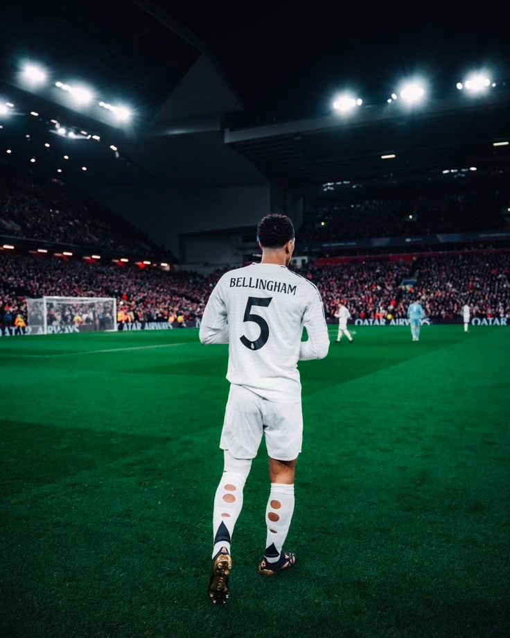 MadridXtra's tweet photo. Jude Bellingham turns 22 today.

What’s your favourite memory of him in a Real Madrid shirt? 🤔 https://t.co/lVmNxeGArw
