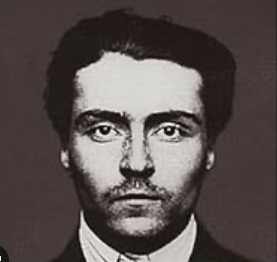 « Le totalitarisme n'a pas d'ennemi plus dangereux que le sens critique; il s'acharne à l'exterminer. Les clameurs
emportent l'objection raisonnable et, s'il persiste, une civière emporte l'objecteur vers la morgue. »
Victor Serge