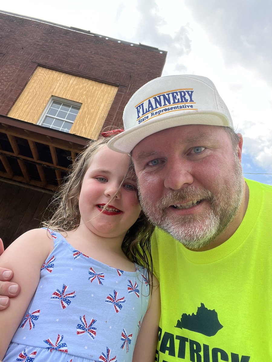 The Olive Hill Independence Day parade, one of my favorite days of the year! It is always good to see so many people during this homecoming. Even in the rain we love this parade and the USA. 🇺🇸 ❤️