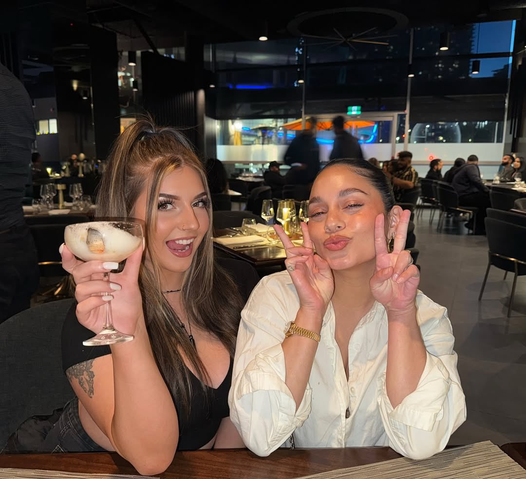 vahudgensbr's tweet photo. Vanessa Hudgens recentemente com a atriz HunterMyReale em um bar no Canadá. https://t.co/qKAJ08fUdF