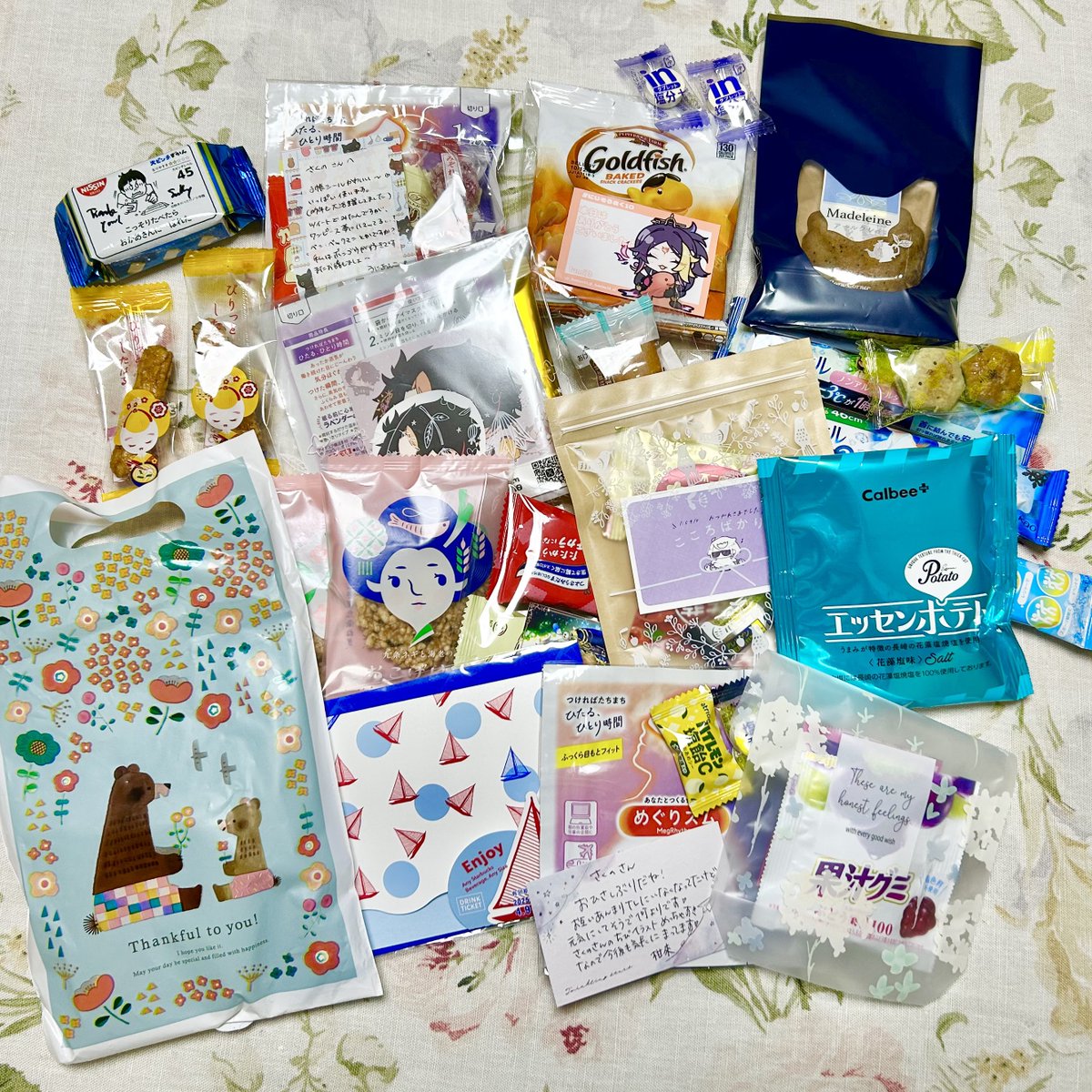 改めてスペースにお越しいただいた方々、差し入れを頂いた方々、ありがとうございました🙇‍♀️✨ むしゃむしゃ食っております
お褒めの言葉や暖かい言葉を沢山頂き、本当に励みになりました……！
現地の余りは通販に回しますので、お知らせまでしばしお待ちくださいませ！