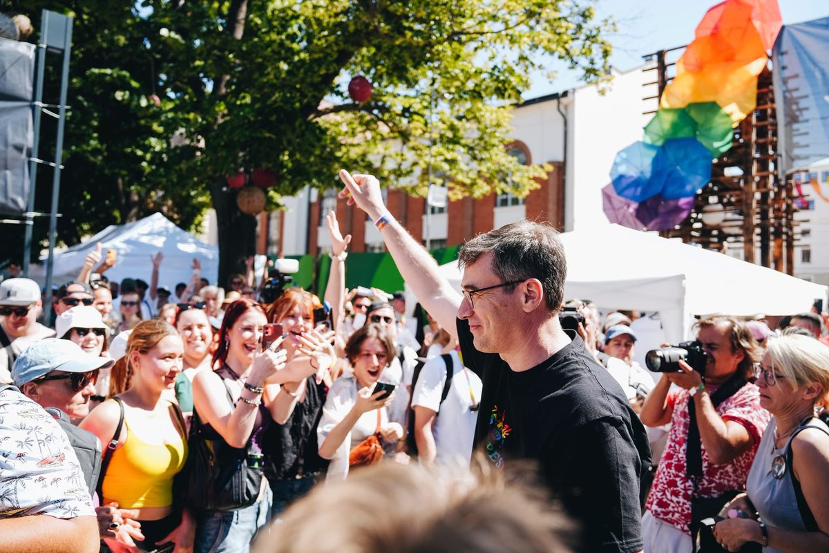 bpkaracsonyg's tweet photo. I agree with the Prime Minister: yesterday showed what this country would look like if they weren’t the ones in power. Let me show you. A free, smiling, loving community where people care for one another, support each other, and stand in solidarity. https://t.co/HaBgdpxDbH