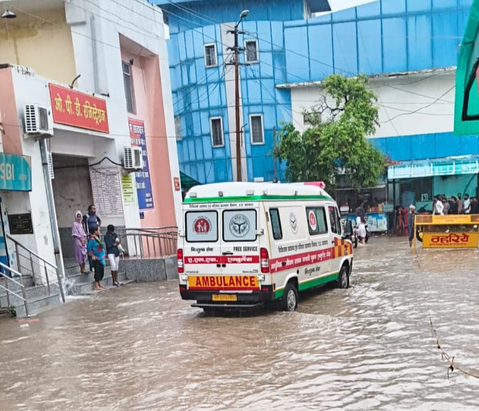 bstvlive's tweet photo. 🚨कानपुर : हैलट अस्पताल परिसर में बारिश के चलते जलभराव🚨
🌊 अस्पताल की इमरजेंसी के आसपास बाढ़ जैसे हालात
🚑 एंबुलेंस से आने जाने वाले मरीज, डॉक्टर्स भी परेशान
💧 हर साल भरता है अस्पताल परिसर में इमरजेंसी में पानी
#Kanpur #HospitalFlood #RainWaterLogging #EmergencySituation https://t.co/G03jKIouSd