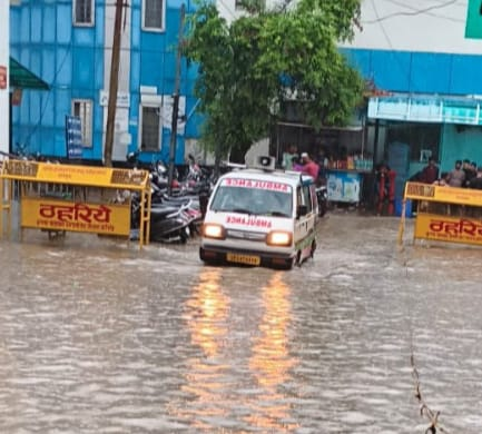 bstvlive's tweet photo. 🚨कानपुर : हैलट अस्पताल परिसर में बारिश के चलते जलभराव🚨
🌊 अस्पताल की इमरजेंसी के आसपास बाढ़ जैसे हालात
🚑 एंबुलेंस से आने जाने वाले मरीज, डॉक्टर्स भी परेशान
💧 हर साल भरता है अस्पताल परिसर में इमरजेंसी में पानी
#Kanpur #HospitalFlood #RainWaterLogging #EmergencySituation https://t.co/G03jKIouSd