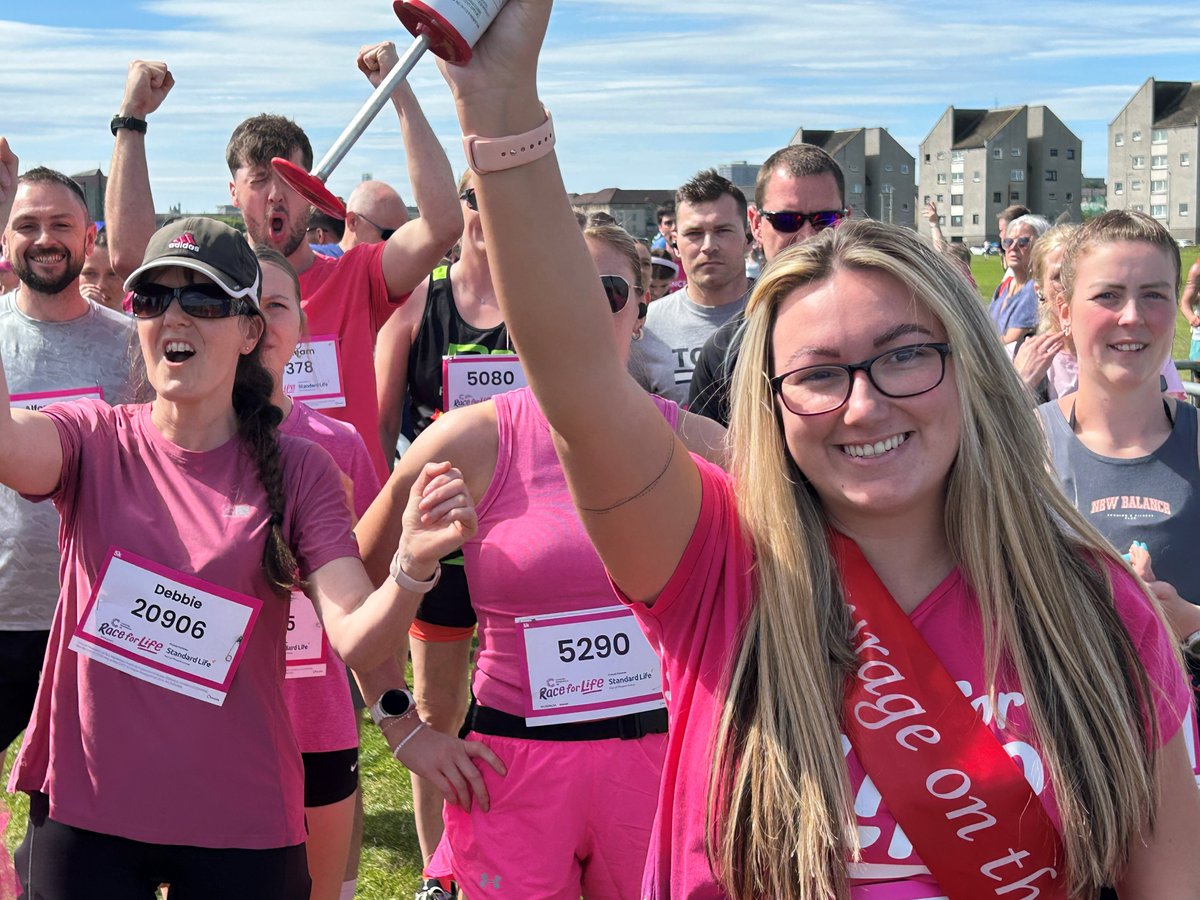 CRUKScotland's tweet image. Thank you Aberdeen.
Fabulous #RaceforLife day in the granite city & more than £160,000 raised for @CR_UK #Togetherwearebeatingcancer 💙