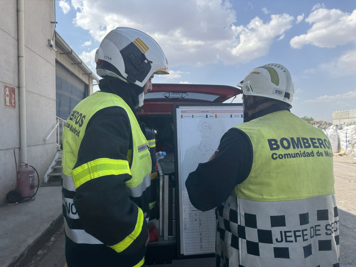 112cmadrid's tweet photo. Incendio de nave industrial de reciclaje.

📍San Fernando de Henares. 

Siete dotaciones de #BomberosCM trabajan en el incendio que afecta a unos 1.000 m2 de la nave.

Sin heridos.

Las tareas de remate y refresco se extenderán durante unas horas. https://t.co/EkK6TOmJG6