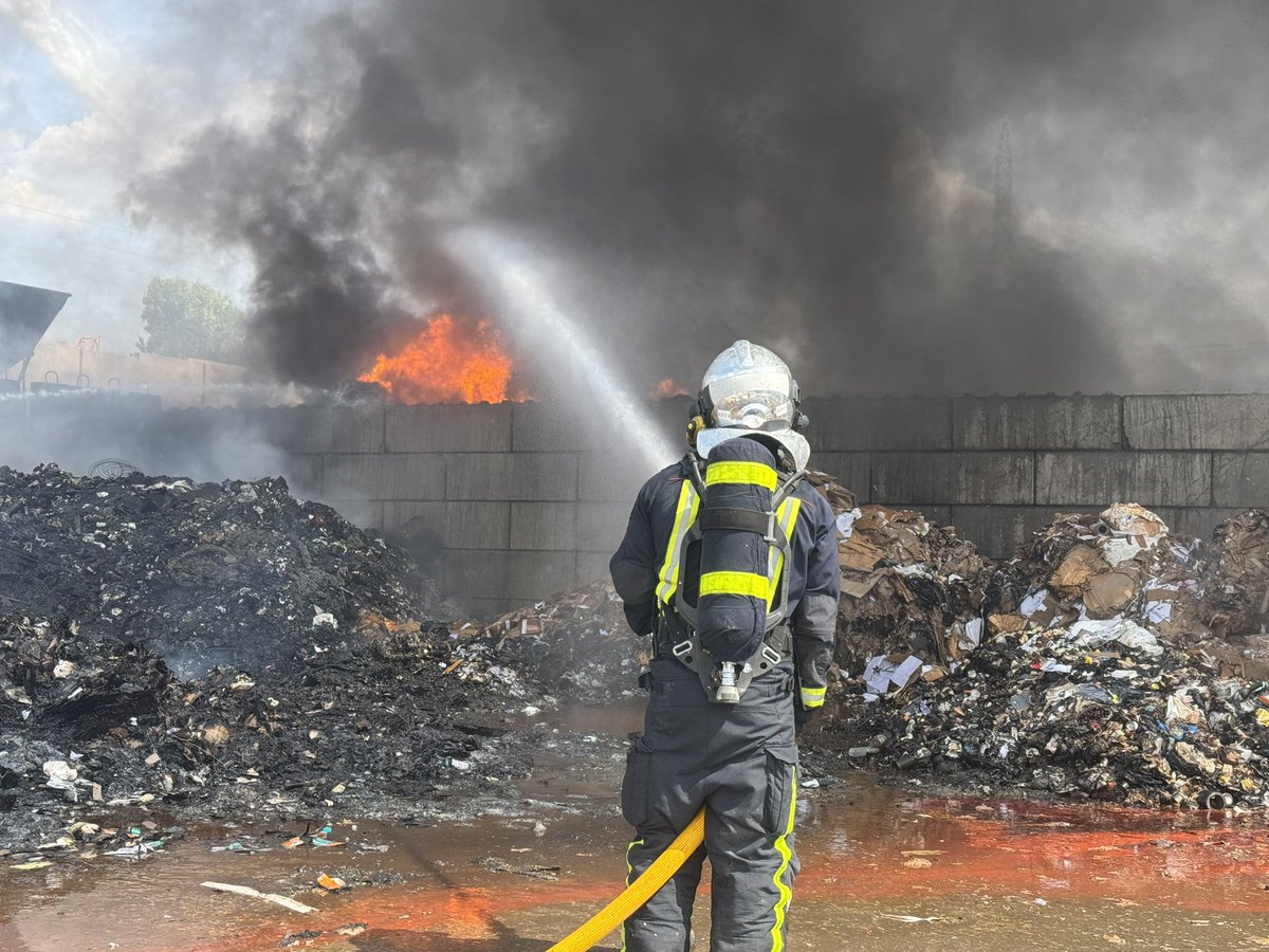 112cmadrid's tweet photo. Incendio de nave industrial de reciclaje.

📍San Fernando de Henares. 

Siete dotaciones de #BomberosCM trabajan en el incendio que afecta a unos 1.000 m2 de la nave.

Sin heridos.

Las tareas de remate y refresco se extenderán durante unas horas. https://t.co/EkK6TOmJG6