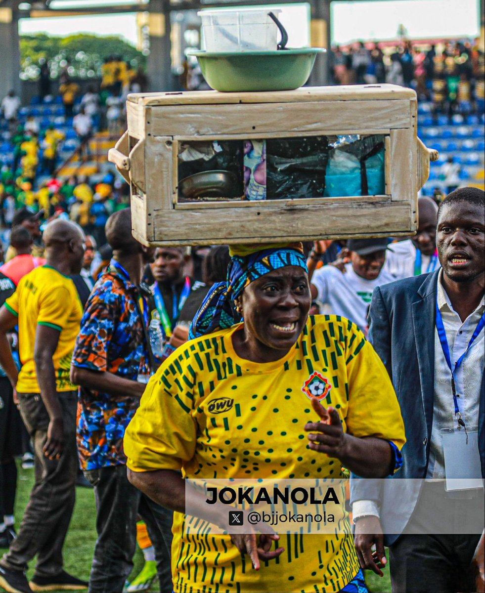 She travelled 187 miles with her goods to watch her team lift a trophy for the first time in 28 years.

The MJ Arena in Lagos was packed, with Kwara Utd fans making up over 70% of the crowd—despite the venue being 301km from Kwara.

Kwara Utd fans are the fans of the season👏