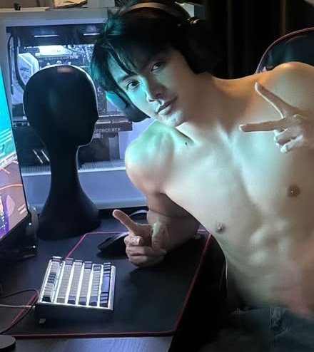 joongsol's tweet photo. The gamer's face                The gamer's body https://t.co/acpPseOgLh