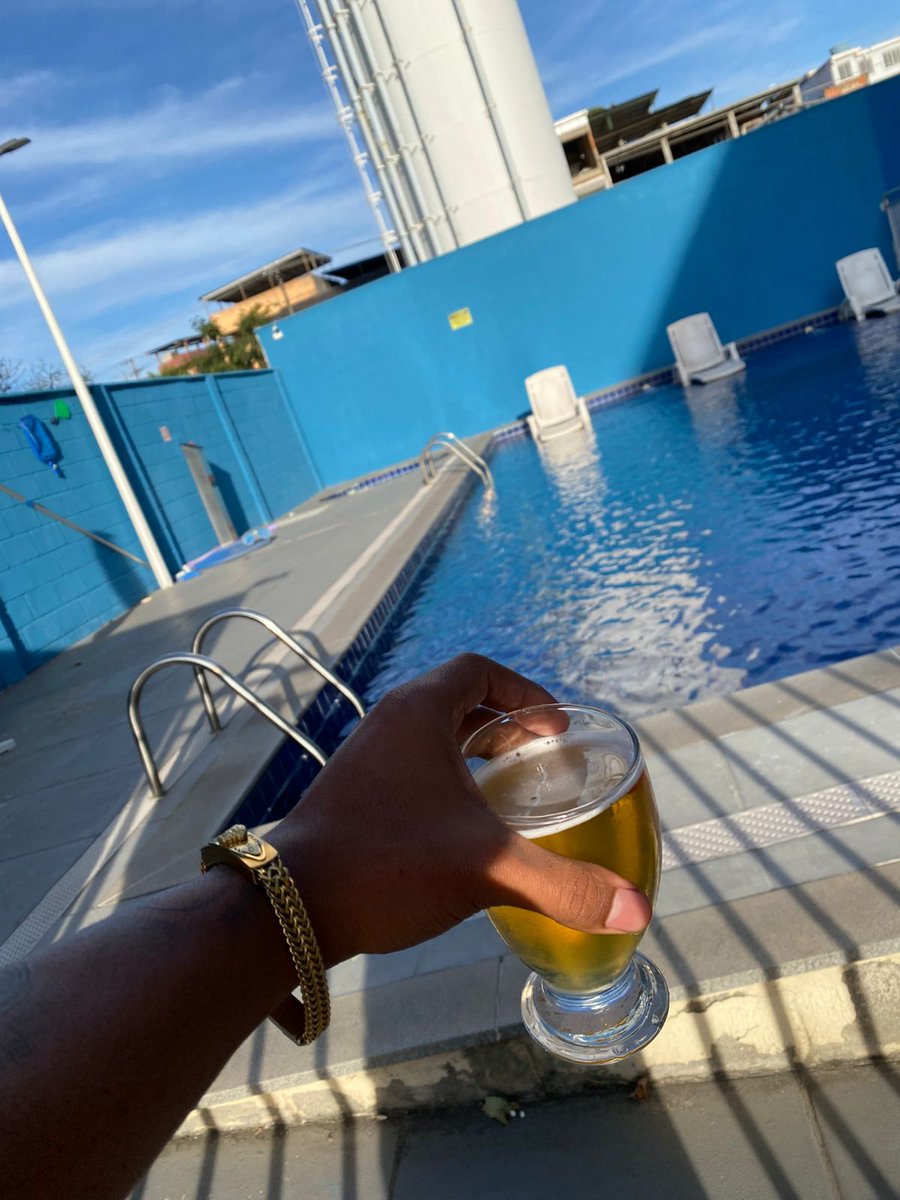 pretochique07's tweet photo. O dia tá lindo, clima ensolarado ☀️🍻 https://t.co/k8Rdks8JzZ