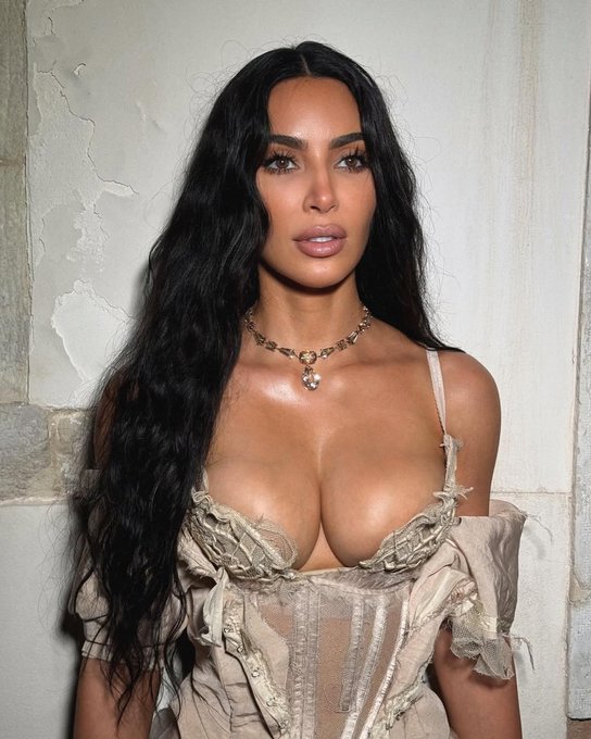 Gun_hL_WEAAyhTy?format=jpg&name=small