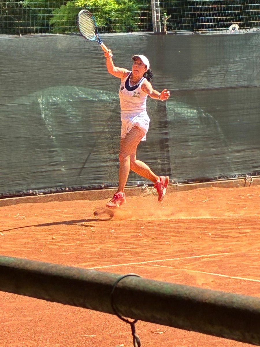 Sararunning's tweet image. Prima sconfitta in singolare 6-0 6-3 contro un’avversaria forte talentuosa e giovanissima ma il secondo set è stato comunque combattuto con scambi intensi..oggi stare in campo alle 14 da eroine…brave a noi👏🏻😊 #tennislover #nevergiveup