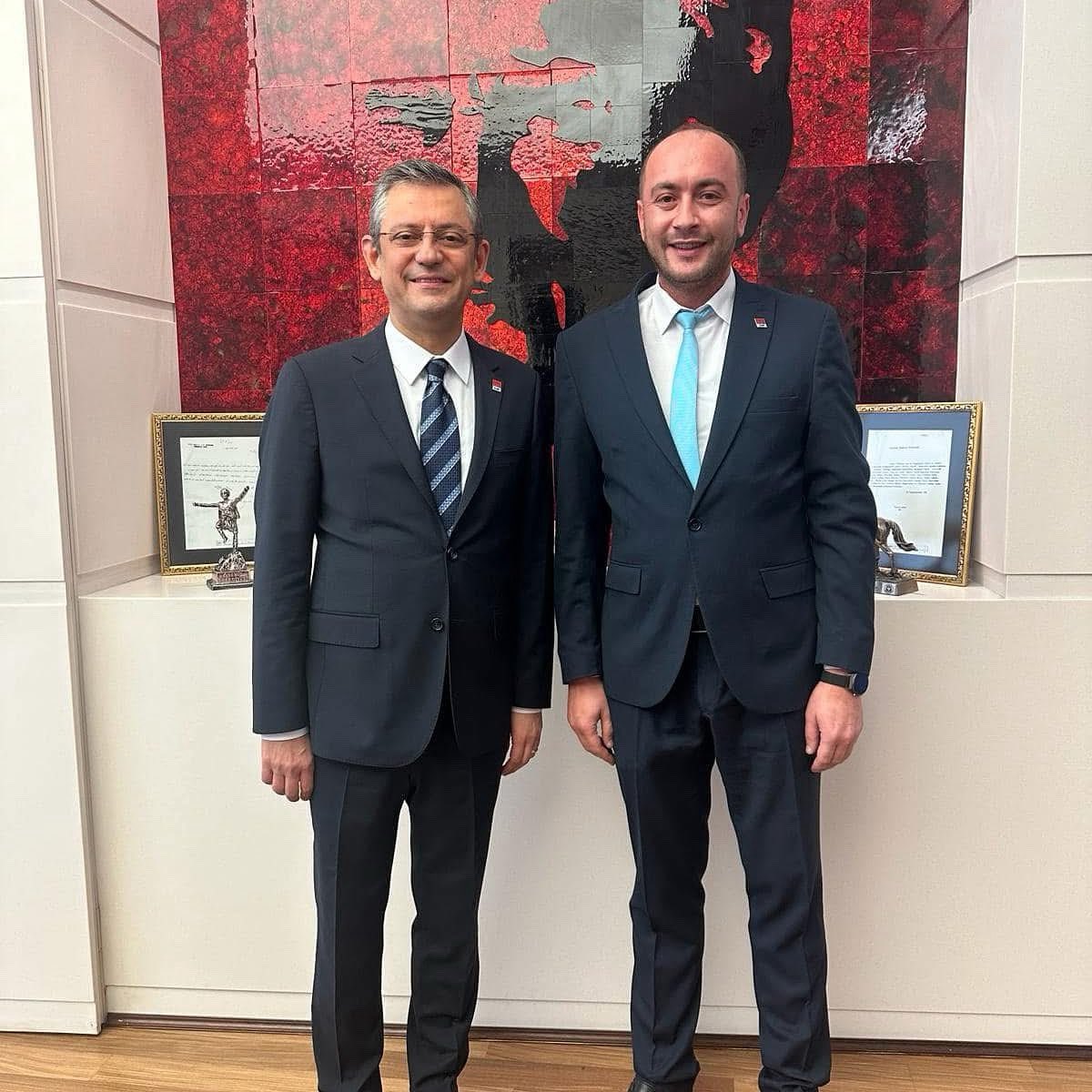 Partimizi yıllar sonra birinci parti yapan Genel Başkanımız Sayın <a href="/eczozgurozel/">Özgür Özel</a> ’in yanındayız. 
CHP Halktır, Yenilmez!