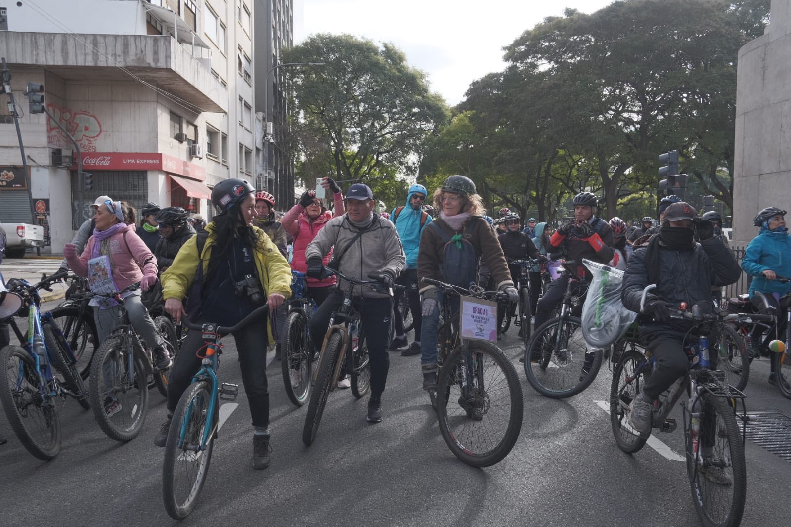 Con una bicicleteada por la 9 de Julio, familiares de pacientes mostraron su apoyo a los médicos del hospital Garrahan en el reclamo salarial