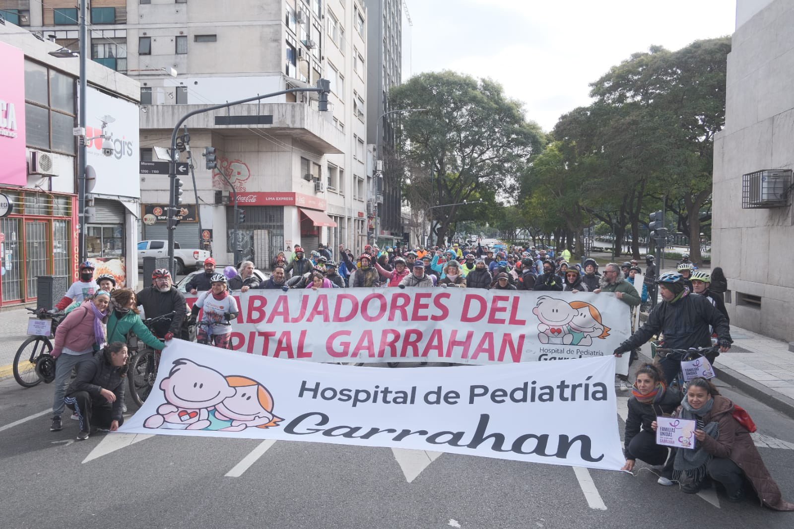 Con una bicicleteada por la 9 de Julio, familiares de pacientes mostraron su apoyo a los médicos del hospital Garrahan