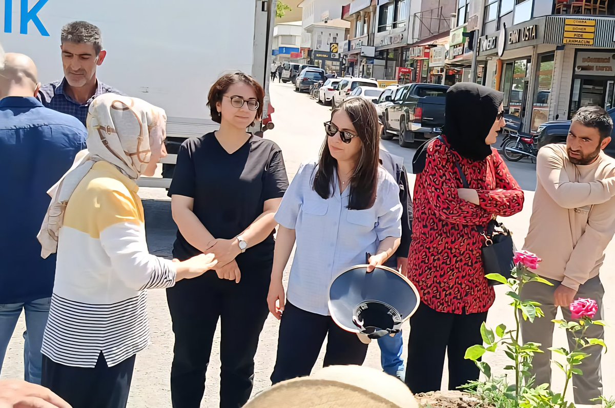 Orta refüjlerimizde devam eden süs ağacı ve gül dikimi çalışmalarını yerinde inceledik. Ekiplerimizin şehre kattığı yeşil dokunuşlar için tüm emekçi arkadaşlarımıza teşekkür ederim.