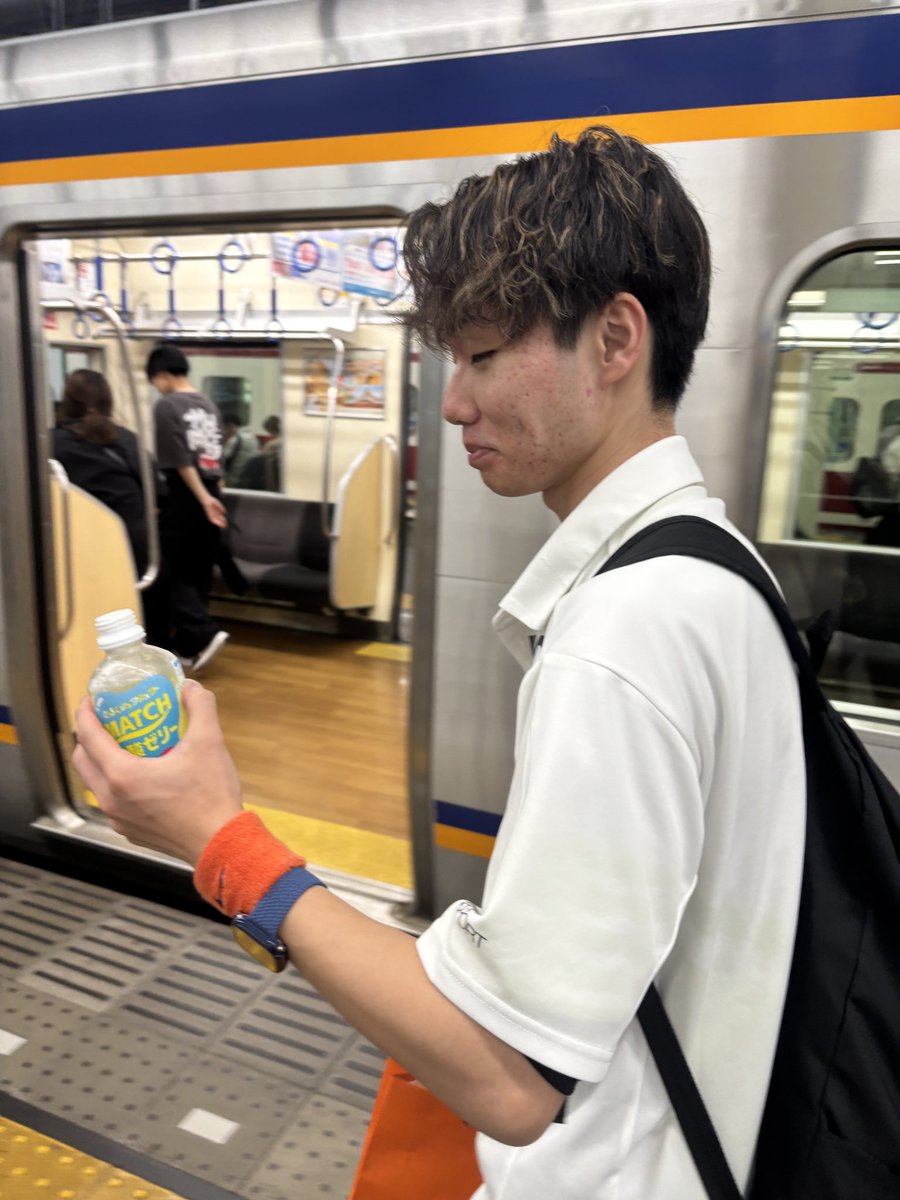 Ds_rena07's tweet photo. お疲れ様です！

スマホが電車の中に落ちており、優しすぎるまっぴー(@yudai_____mi )が本人へ渡しに行ってくれました🤲
電車が閉まってしまい次の電車で合流したまっぴーにMATCHプレゼント(笑) https://t.co/KwXf77pOKV