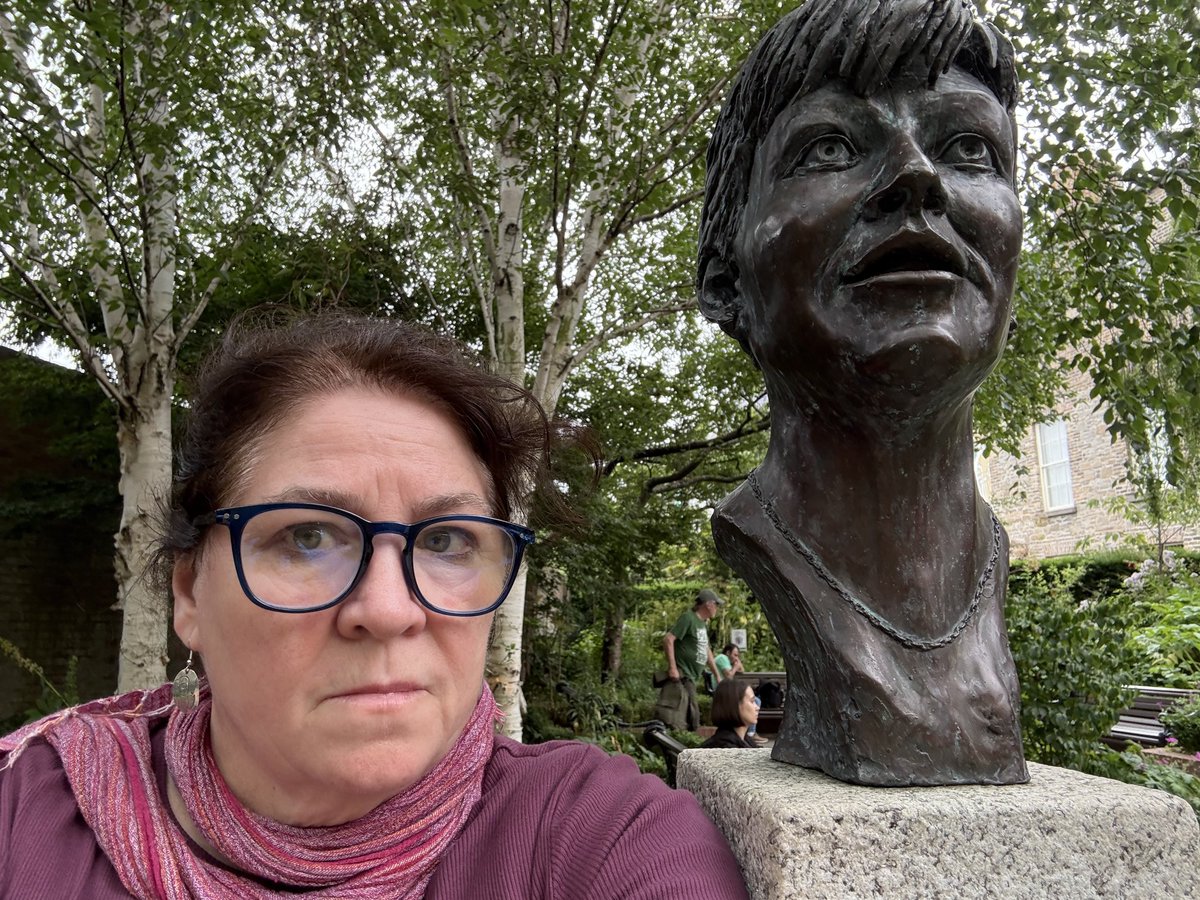 kbolan's tweet image. Me and slain journalist Veronica Guérin outside of Dublin Castle.