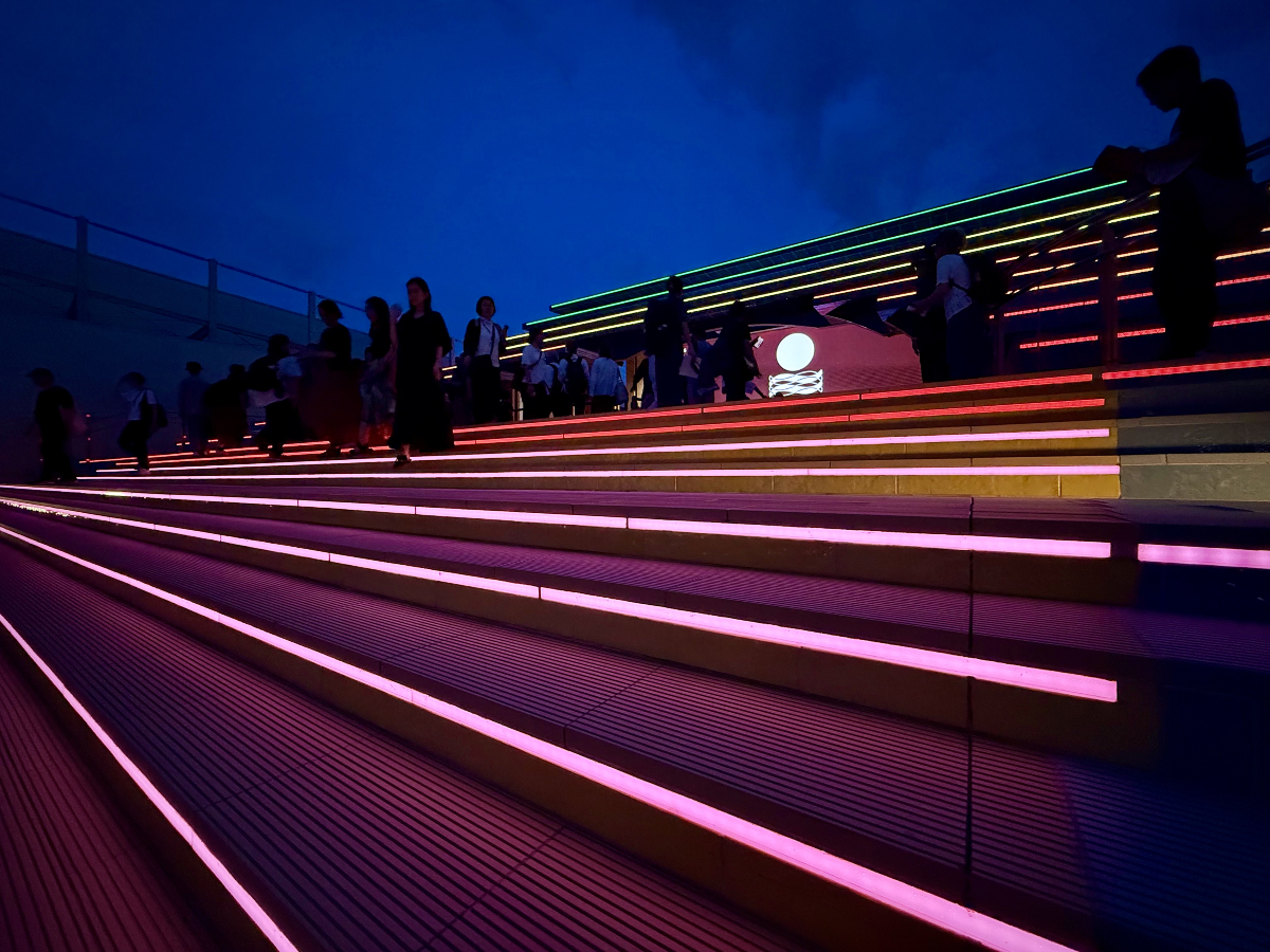 ACEcultura's tweet photo. 🌈 Ayer, 28 de junio, el Pabellón de España en la Expo de Osaka celebró el #DíaDelOrgullo iluminando su gran escalera con los colores del arcoíris 🏳️‍🌈, una muestra luminosa de nuestro compromiso con la diversidad y la igualdad.

✨ Este año, además, conmemoramos los 20 años de la aprobación del matrimonio igualitario en España.

🏛️💍 En julio de 2005, España se convirtió en el tercer país del mundo en legalizar el matrimonio igualitario, tras los Países Bajos y Bélgica. Una ley histórica que situó a España a la vanguardia de los derechos LGTBI a nivel global.