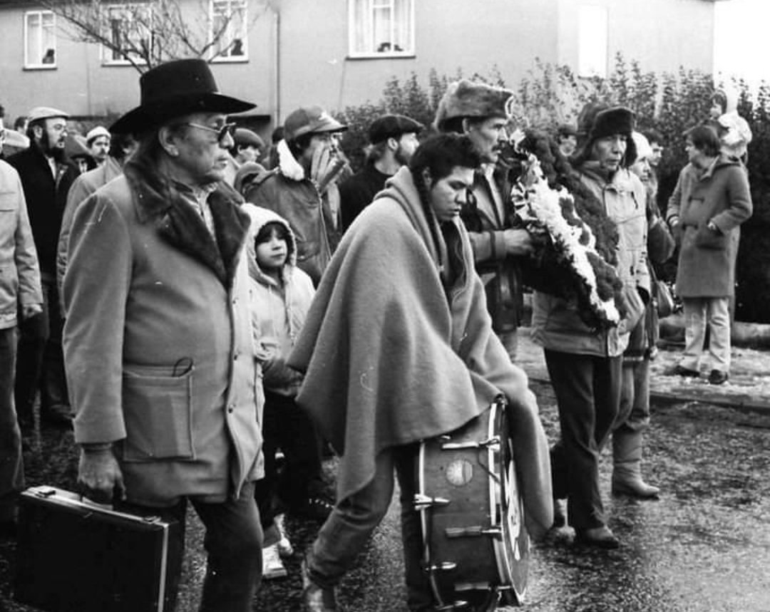 BronzyGuevara's tweet image. 🔴These are Native Amercians in the Creggan area of Derry, attending a march commemorating Bloody Sunday.
I'm from Derry and honestly I see this as great act of solidarity. 
I do not know of there tribe, but I find it fascinating. 🤩

#Ireland #NativeAmericans #TurtleIsland
