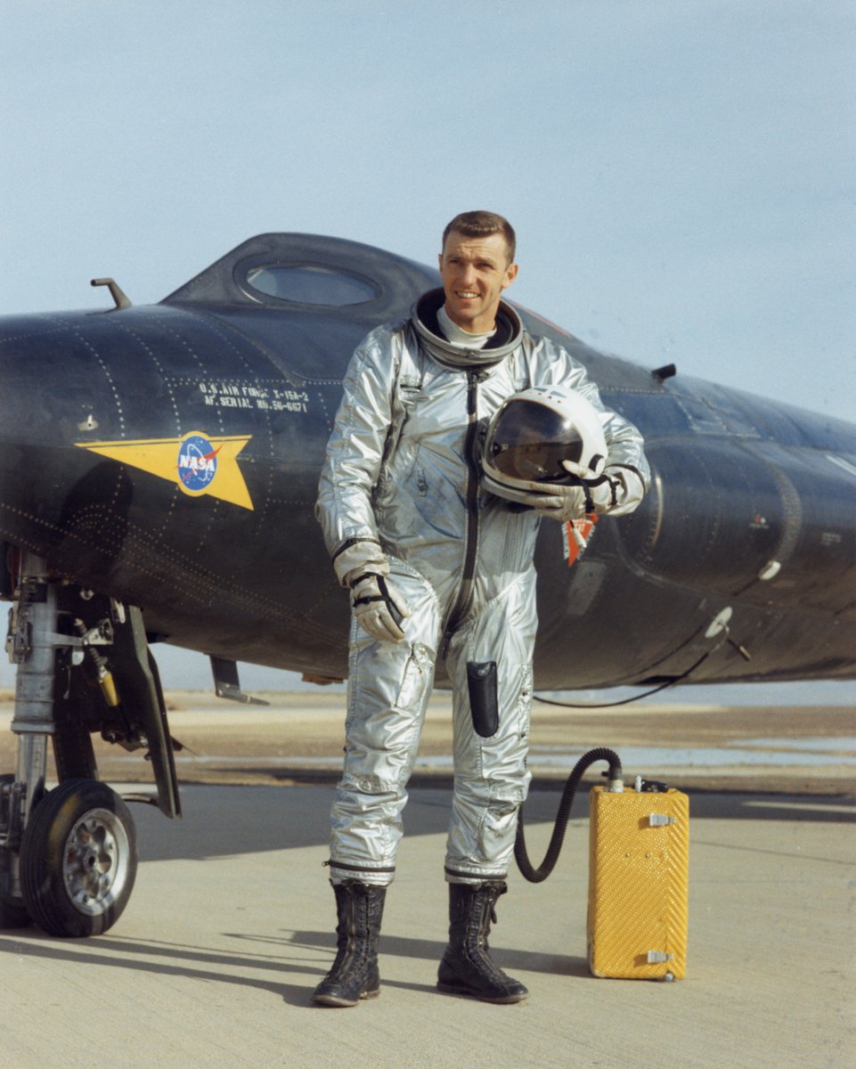 60 years ago today, 32-year-old Joe Engle flew the X-15 to 280,600 feet (53 mi or 85.5 km), becoming the youngest US pilot to qualify as an astronaut (according to the US Armed Forces definition). 

Engle was selected as a NASA astronaut the next year: go.nasa.gov/4keHGzu