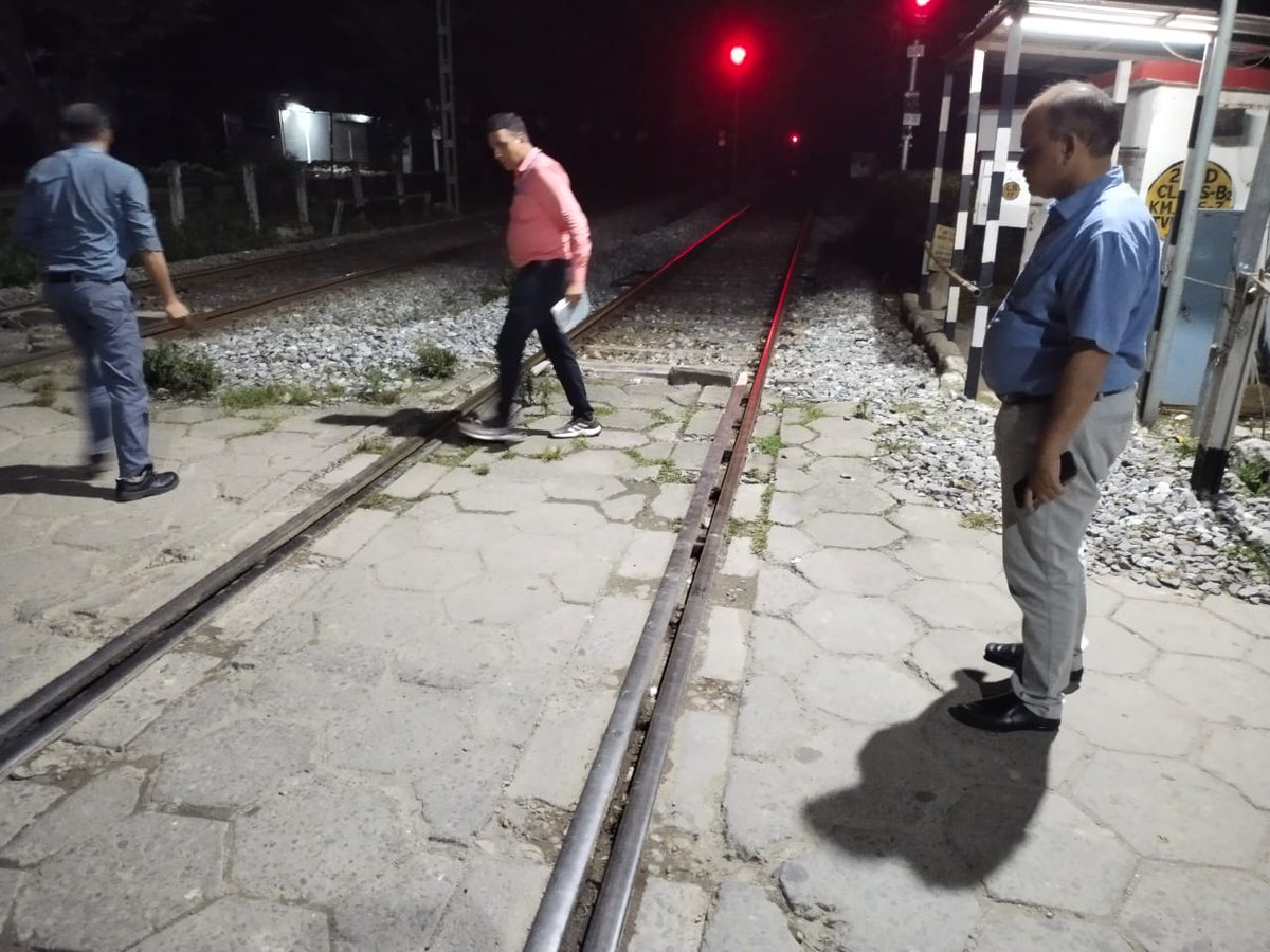 DRM/Tinsukia conducted a surprise night visit at LC Gate 25DD to review gate operations and staff alertness. Safety of passengers and smooth train movement remain our unwavering focus.