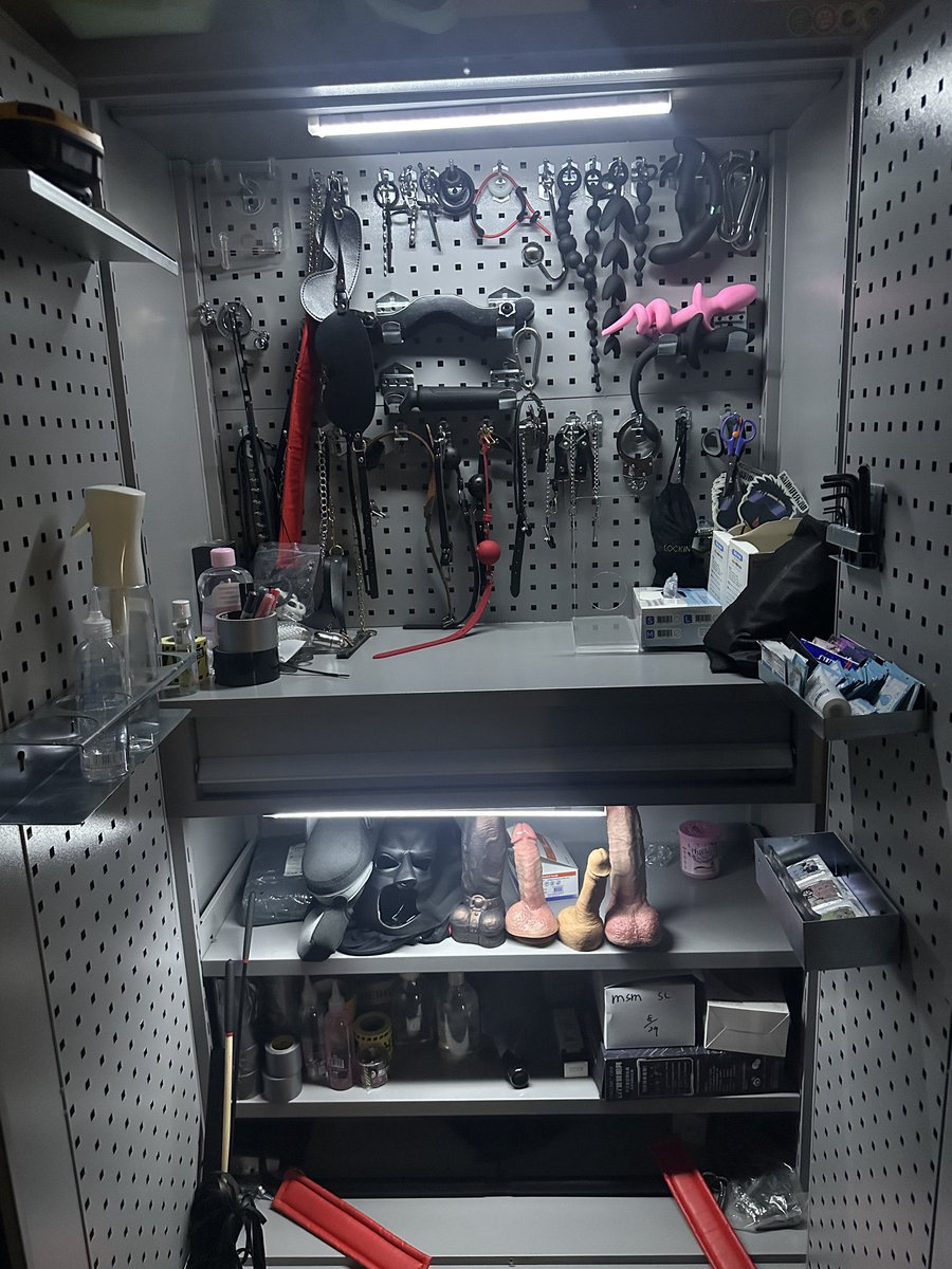 打完波涼都未沖趕過去<a href="/xlabhk/">X-lab</a> ，<a href="/HKSKamMaster/">HKSKam</a> 打開個櫃問我想試玩d咩，嚇到我以為自己係50 shades of gray 入面嘅Ana，諗緊走唔走好…. 最後都影左幾張相但完全硬唔起。