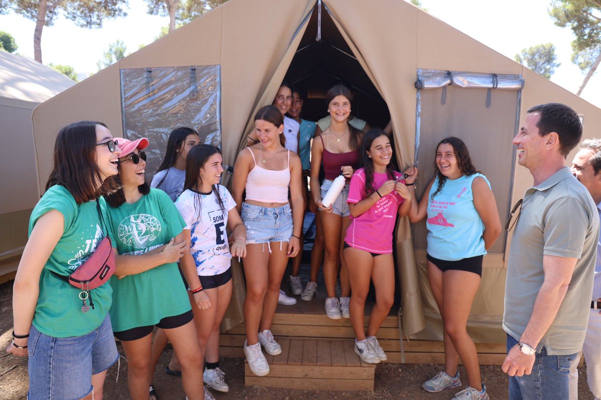 Ll_Galmes's tweet photo. Iniciam un estiu ple d’emocions i valors a la Victòria. Avui hem donat el sus als campaments d’estiu del @ConselldeMca. Més de 600 infants i joves gaudiran d’una experiència única a Alcúdia.

Aquests campaments són molt més que una activitat d'estiu. Són una oportunitat per créixer en convivència, per descobrir l'entorn natural i per reforçar valors essencials com el respecte, la solidaritat i la responsabilitat. 

A més, amb les novetats d'enguany, avançam cap a un model d'educació emocional i digital que respon a les necessitats reals dels nostres joves. 

Gràcies als monitors i professionals que ho fan possible, i als infants per la seva il·lusió.