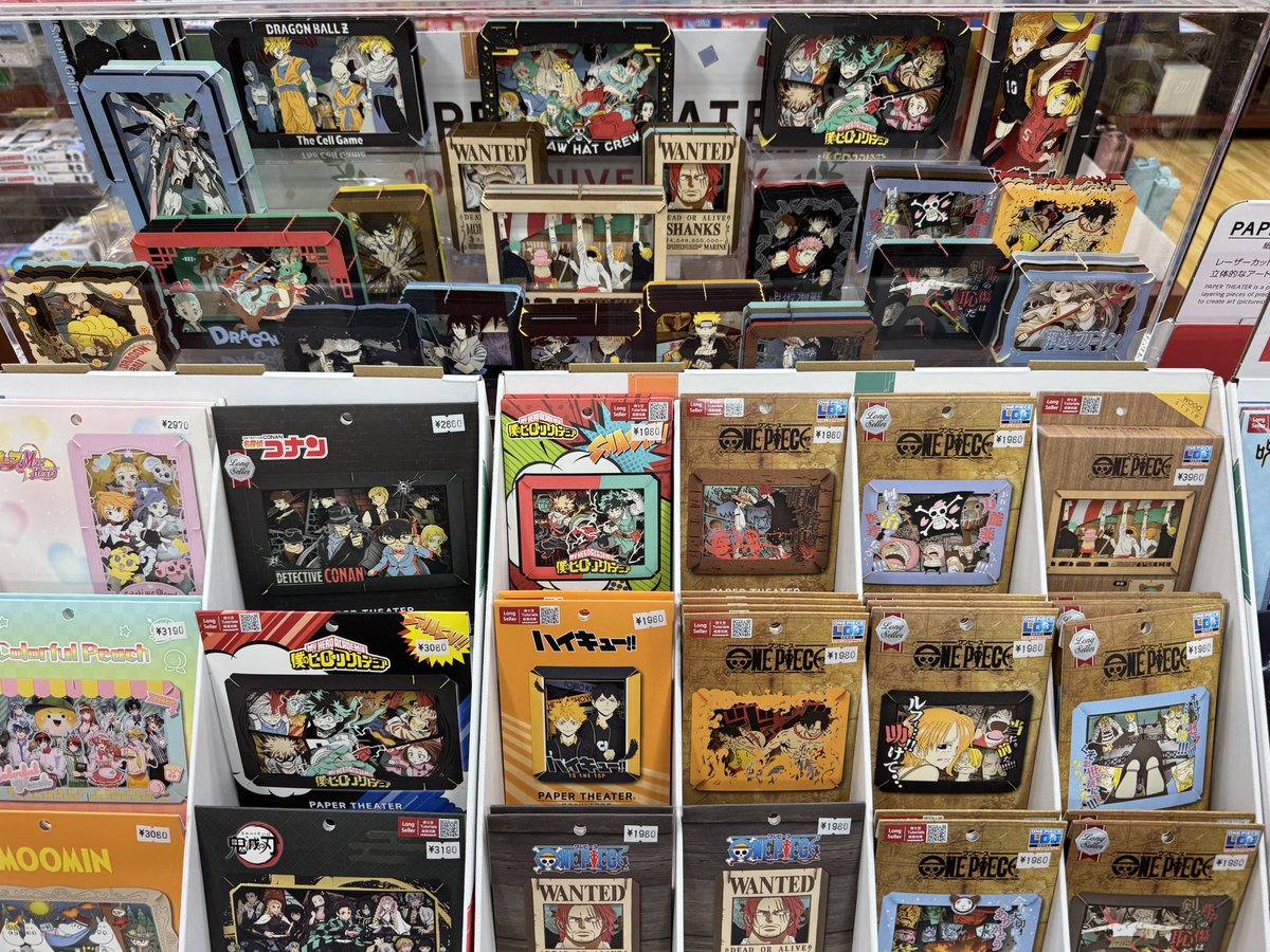 NekoJitaBlog's tweet photo. Decoración y postales 3D de diferentes anime y videojuegos. Las hay de muchos tipos y tamaños! Si os gusta este tipo de cosas, están en la librería del centro comercial Solamachi en Skytree. Al menos la semana pasada estaban!😅 https://t.co/PzVm1yJtkf
