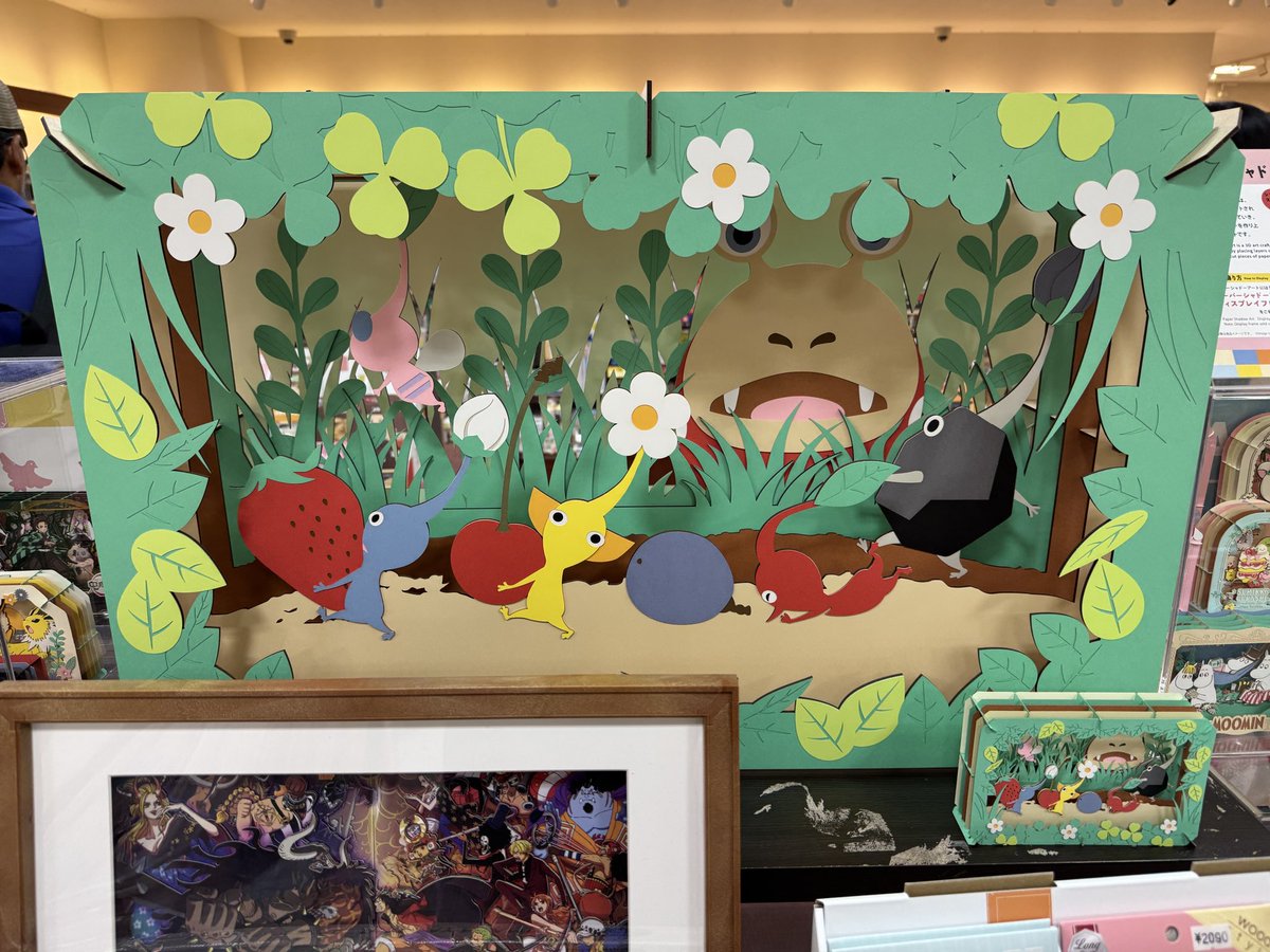 NekoJitaBlog's tweet photo. Decoración y postales 3D de diferentes anime y videojuegos. Las hay de muchos tipos y tamaños! Si os gusta este tipo de cosas, están en la librería del centro comercial Solamachi en Skytree. Al menos la semana pasada estaban!😅 https://t.co/PzVm1yJtkf