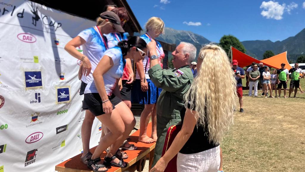 Holky, které reprezentují Česko v přesnosti přistání na padáku, vezou ze Slovinska, ze závodu světového poháru, zlato. 
Jen tak dál!

Jo, a su hrdá dcera, moja mamka je mezi nima.