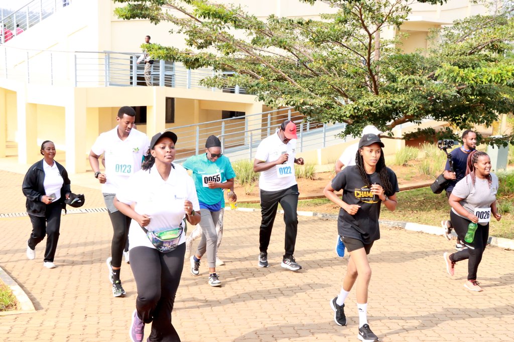 BugeseraDistr's tweet photo. Irushanwa @20km_debugesera ryitabiriwe n'ibyiciro bitandukanye; birimo urubyiruko n'abakuze, ndetse n'abayobozi mu nzego zinyuranye.
#RunForWater https://t.co/tYFBNw0nvx