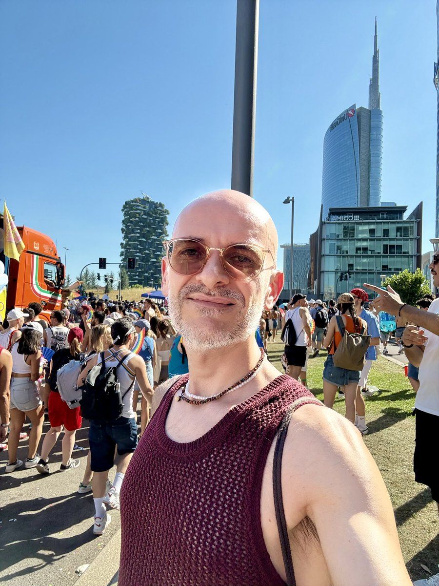 giusegerba's tweet photo. Mille gradi oggi, fuori e dentro il Pride 🏳️‍🌈 
Ma non si molla #laprimavoltafurivolta 
#milanopride #pride #lovewins🌈 #pridemonth #friends #milano #milan  @MilanoPride https://t.co/LDTjISuD7h