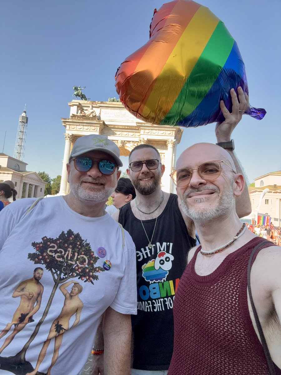 giusegerba's tweet photo. Mille gradi oggi, fuori e dentro il Pride 🏳️‍🌈 
Ma non si molla #laprimavoltafurivolta 
#milanopride #pride #lovewins🌈 #pridemonth #friends #milano #milan  @MilanoPride https://t.co/LDTjISuD7h