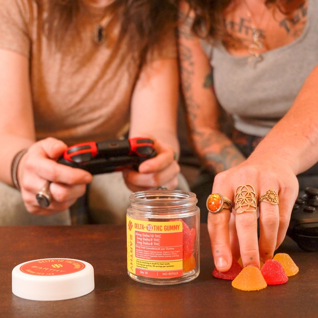 EarthySelect's tweet image. 🎮 Power up and press start.

🍓 These D10 Gummies bring smooth, creative energy that pairs perfectly with long Mario Kart laps or Animal Crossing marathons. Each chewy bite delivers bold flavor and a boost that keeps the vibe playful and productive.