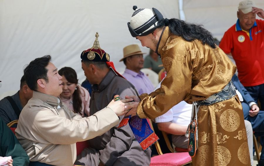 Нийслэлийн төлөөлөгч нар гэж дээ чааваас..
Нийслэл нь нүдэн дээр нь сапирч байхад  үхсэн амьд нь мэдэгдэхгүй нөхдүүд баяр наадам болохоор амь ороо шаадаг тээ малан бомбоонууд!!!