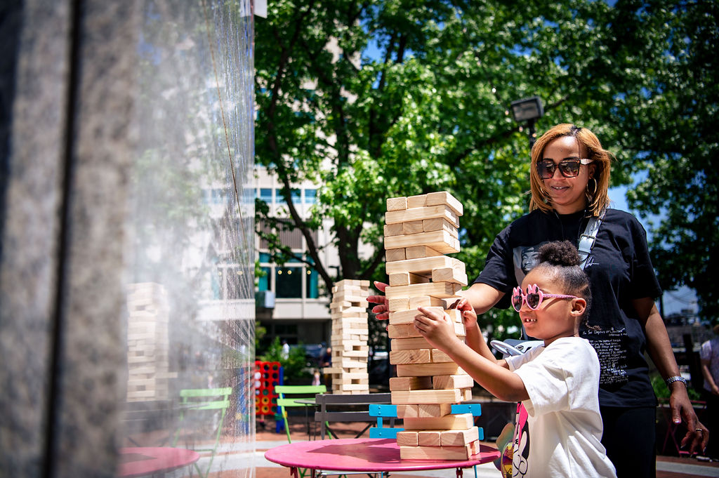 DelRiverWfront's tweet image. Keep the Independence fun rolling on the Waterfront! Liberty Flea at @cherrystpier, Family Fun Day at @SSHarborPark, Skate with Characters at @IBXRiverRink, markets, music, and memory-making — all today! 

bit.ly/3bbYSTp 

#MyPhillyWaterfront #MakeSummerYours