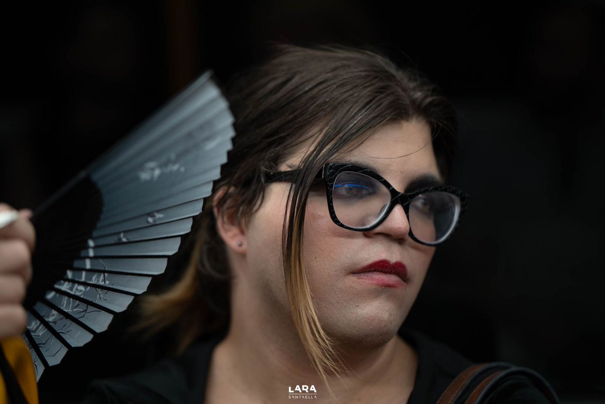Lindsofravens's tweet photo. Reinando un desfiladero en el que me descalzo en el dolor y en el placer.
Un afilado y frágil imperio en la cima de la nada que puede resquebrajarse en un instante y caer todo en un valle de cuchillas.
Pero es mi imperio.
Mi paraíso perdido donde la corona lleva mi nombre:
Lind https://t.co/TvOrwV9upx
