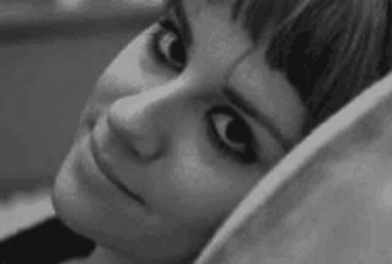 TeamPoetero's tweet image. "todos somos un poco de todos
y hay que darse solo por darse
y recibirse,
ser larvita y arrastrarse
ser mariposa y perderse
pero sobre todo
ser humano
y darse
darse solo por darse."

Amanda Durán
(Chile, 1982 - 26 de junio de 2025)