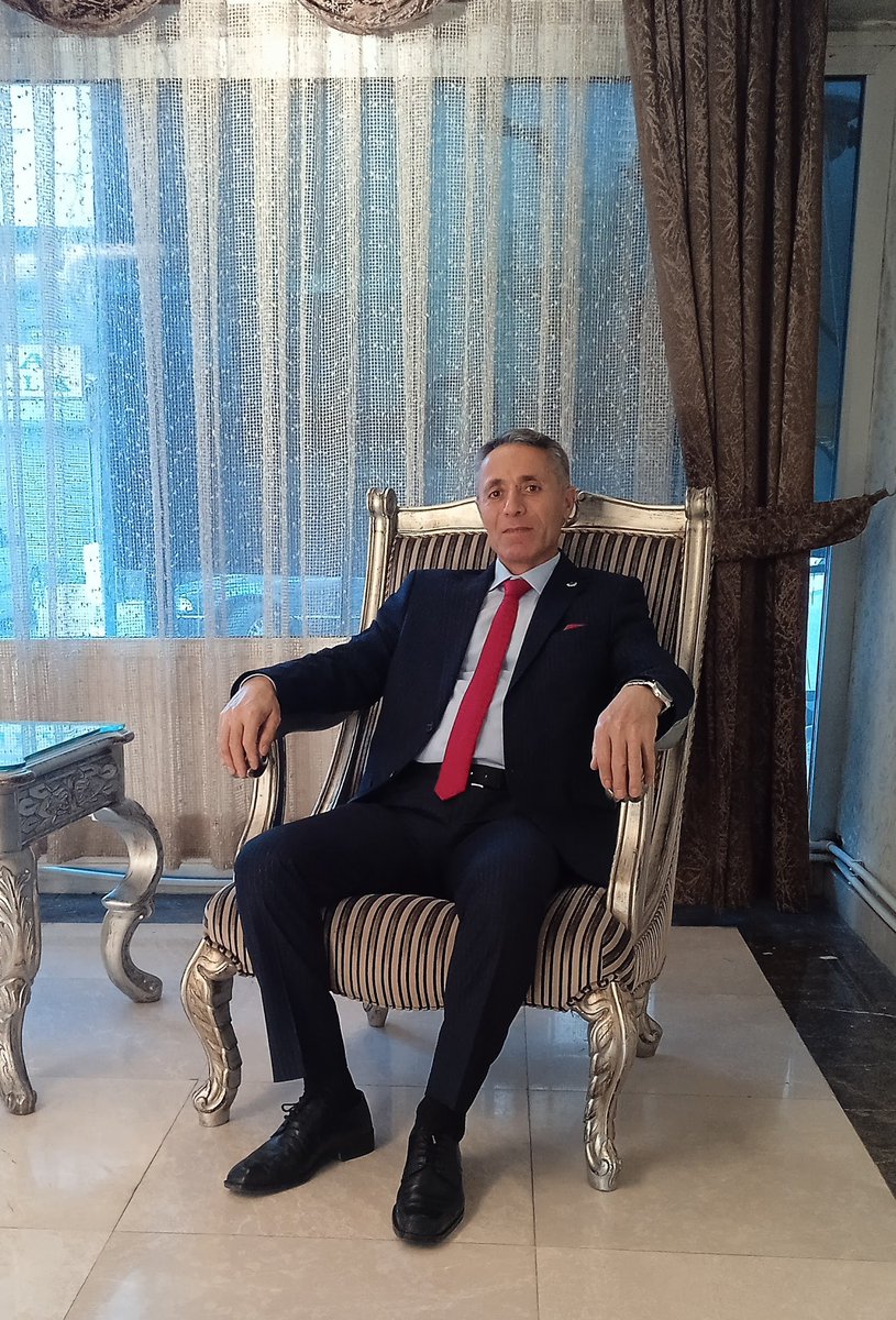 Yıllarca omuz omuza yürüdüğün,
Aynı sofrayı, aynı davayı paylaştığın insanlar…
Bir koltuk, bir makam uğruna
Dün seni yüceltenler,
Bugün seni görmezden gelir.
Ama biz unutmadık:
<a href="/Ahmet_Davutoglu/">Ahmet Davutoğlu</a> <a href="/alibabacan/">Ali Babacan</a> <a href="/mahmutarikansp/">Mahmut Arıkan</a>