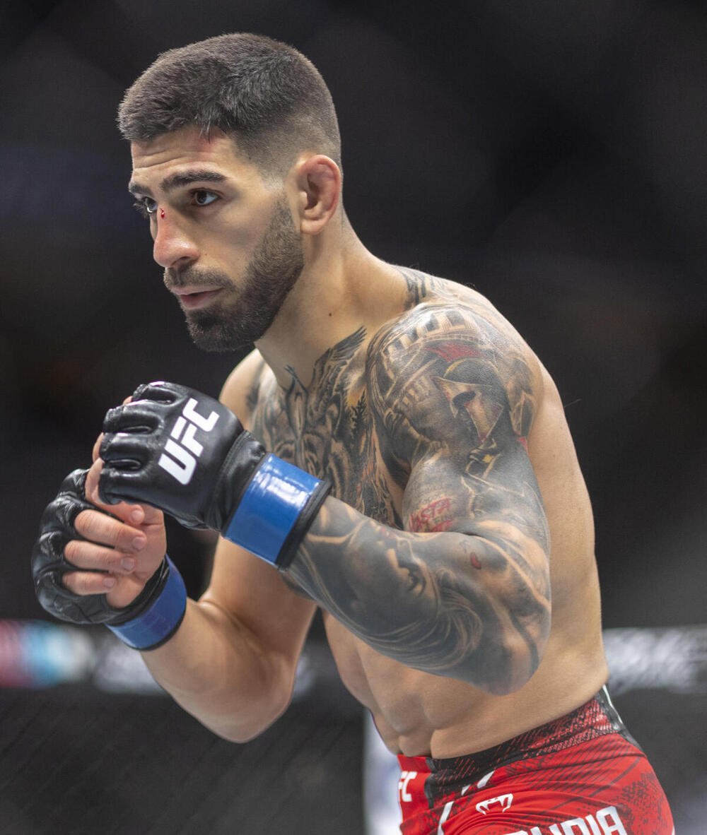 FITrebelde's tweet image. "No me siento invencible, por eso pongo muchísimo esfuerzo en lo que hago. Soy vencible, por eso entreno y me esfuerzo todos los días" - Ilia Topuria