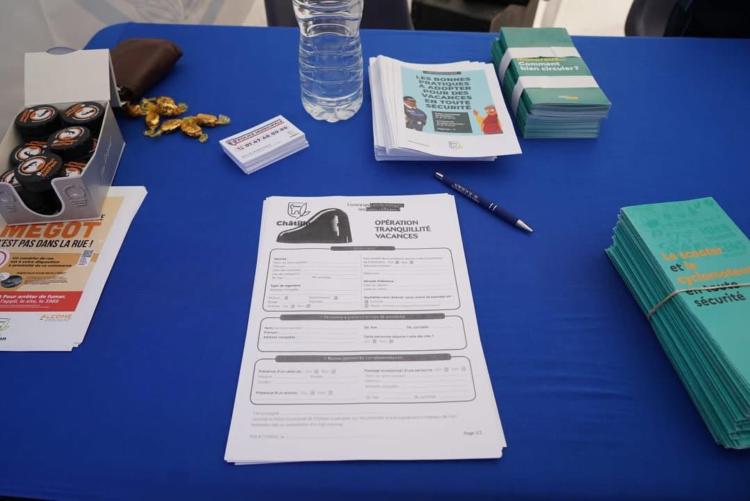 Partez en vacances en toute tranquillité ! ⛱️🛫
L’Opération Tranquillité Vacances (OTV) se tenait ce matin sur le marché de #Châtillon. Un dispositif de la #PoliceMunicipale pour vous permettre de partir en vacances sereinement ! 

ℹ️ Plus d’informations : ville-chatillon.fr/vos-services/s…