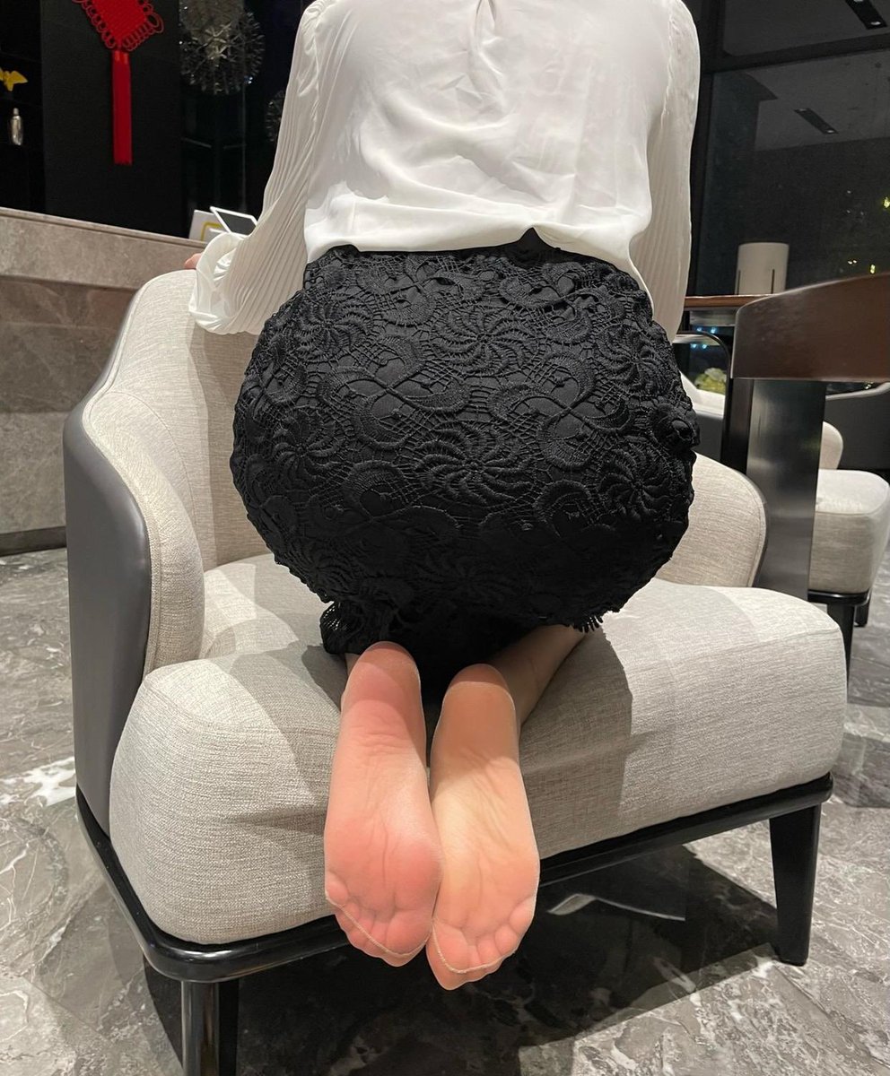 跪在妈妈后面，这样我就可以用脚把你夹住了
#女s #调教