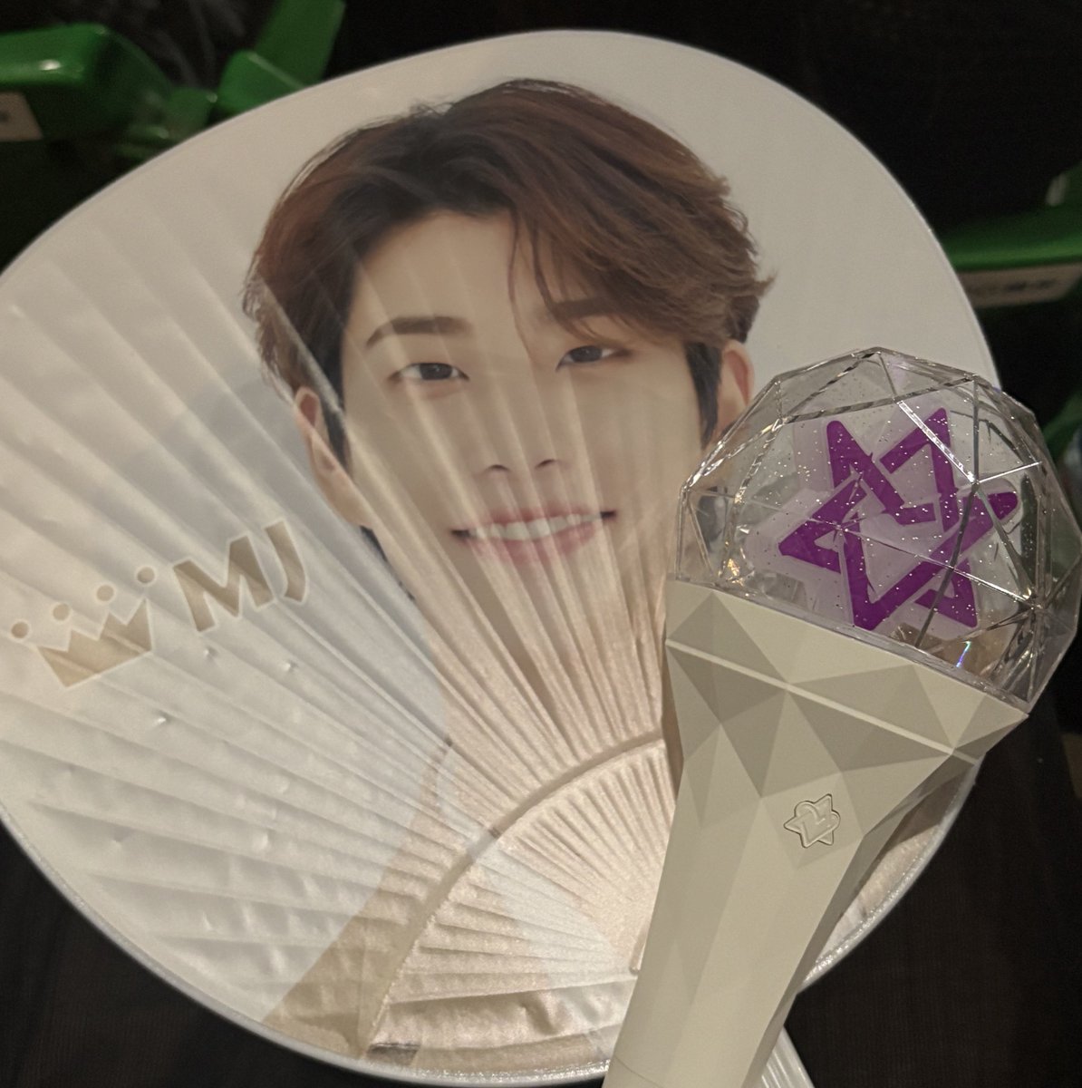 ASTRO___71135's tweet photo. 2019年のうちわを引っ張り出して
今日いてました😌💜

登場からもちろん号泣で
終始泣いてたけど 笑かしてくれるASTRO
のおかげでヲタク楽しかったよ〜 https://t.co/1WAe45is2a