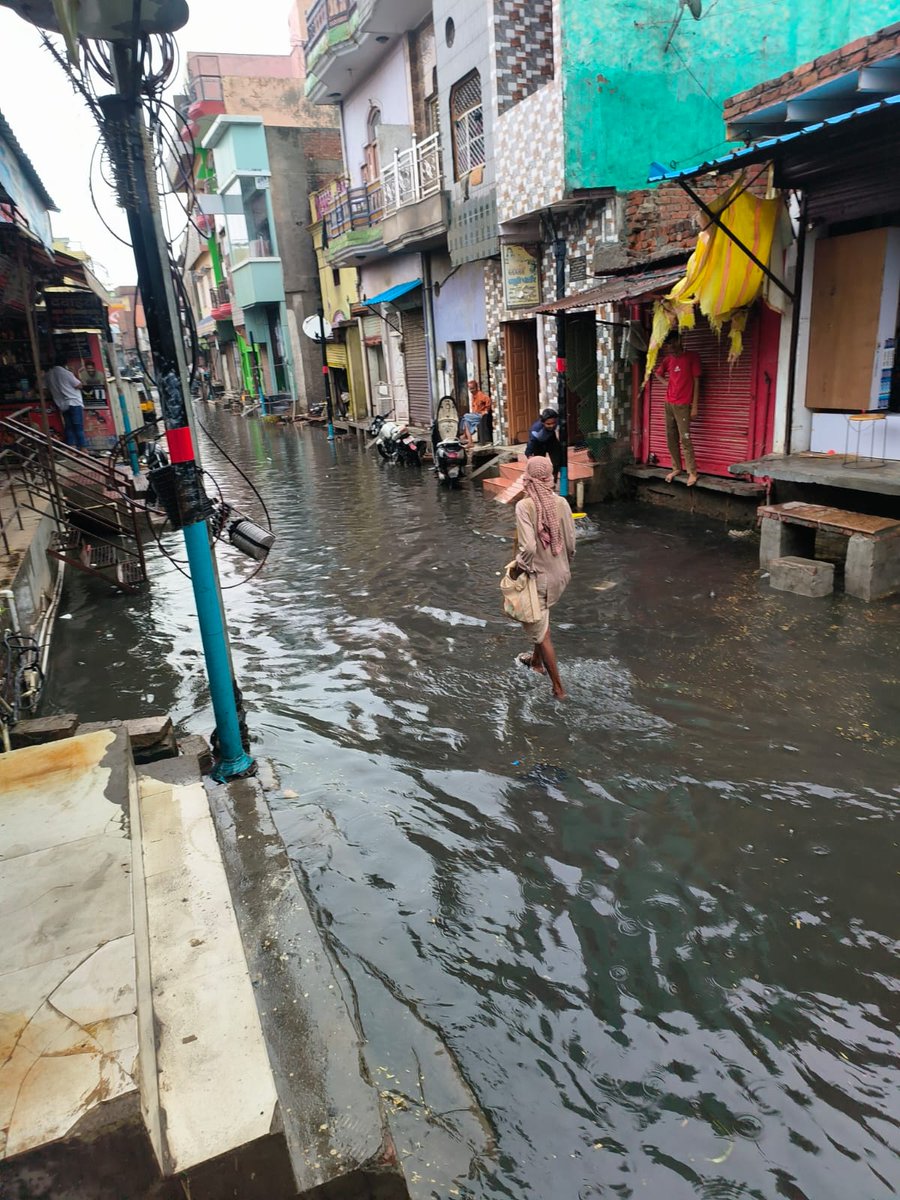 ashutosh18sep's tweet photo. @NVrindavan @UPGovt @aksharmaBharat @SBM_UP @NagarVikas_UP @Pravesh4791 सुबह सफाई अभियान और थोड़ी सी बारिश में मथुरा जलमग्न। स्मार्ट सिटी मथुरा वृंदावन https://t.co/YM1PSFriae