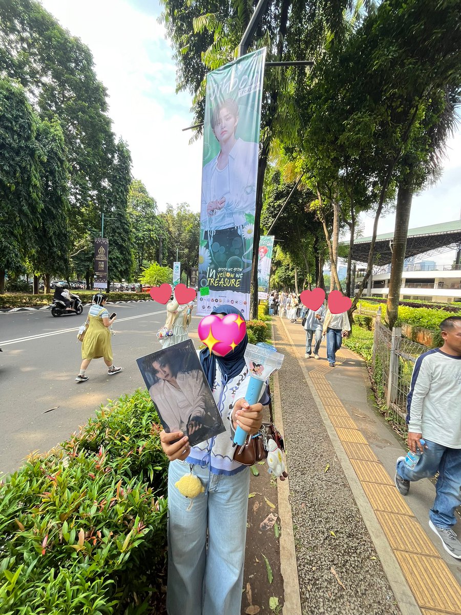 minggu lalu pas allobank aku lagi foto di banner jihoon trus tiba-tiba ada stranger ngasih album ke aku dan dia bilang “hai, ini buat kamu!” detik itu langsung seneng bgt jingkrak” soalnya dpt album biasku😭🫶🏻 buat siapapun kamu makasih banyak ya!! semoga rejekimu lancar terusss