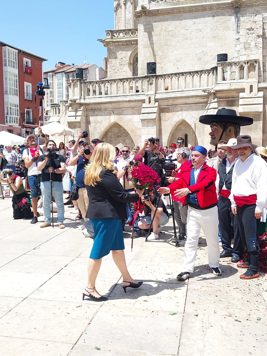 Aytoburgos's tweet photo. 💐 Más de 40.000 ramos de flores componen el manto que rodea la imagen de Santa María la Mayor 

Miles de burgaleses han participado en uno de los actos más emotivos de las fiestas. La Corporación, las Peñas y las falleras han honrado a la patrona de la ciudad con un manto nuevo. https://t.co/uPdyymU0ap