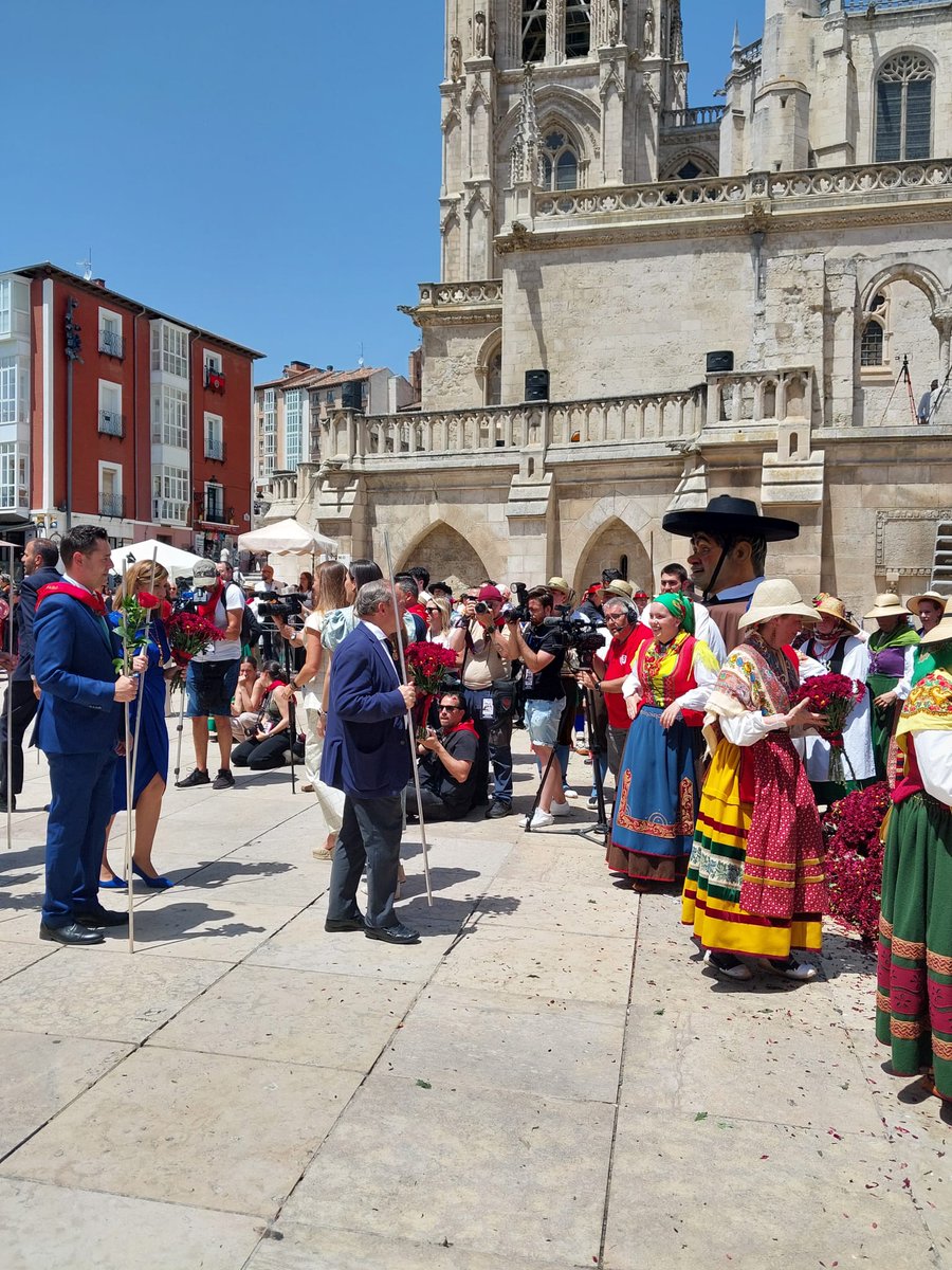 Aytoburgos's tweet photo. 💐 Más de 40.000 ramos de flores componen el manto que rodea la imagen de Santa María la Mayor 

Miles de burgaleses han participado en uno de los actos más emotivos de las fiestas. La Corporación, las Peñas y las falleras han honrado a la patrona de la ciudad con un manto nuevo. https://t.co/uPdyymU0ap