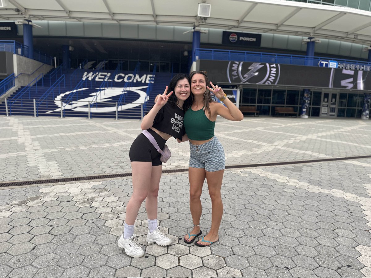 feeshie_'s tweet image. meeting your friends from the internet is neat and cool 🩷