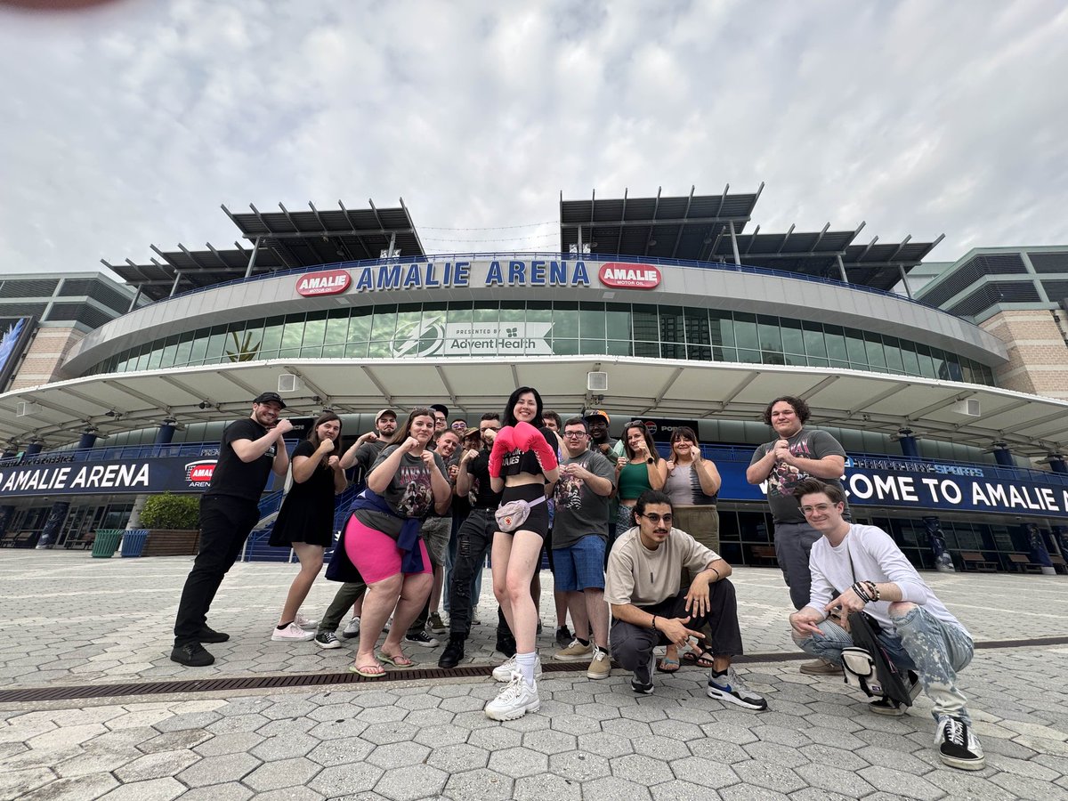 feeshie_'s tweet image. meeting your friends from the internet is neat and cool 🩷